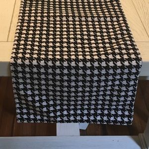 Black/White Houndstooth table runner - NWT